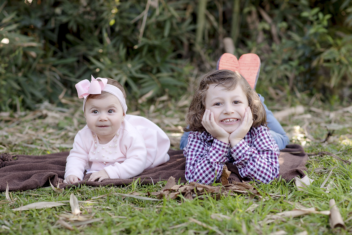 foto de bebe em caxias do sul fotografa morgana perini crianças deitadas na grama