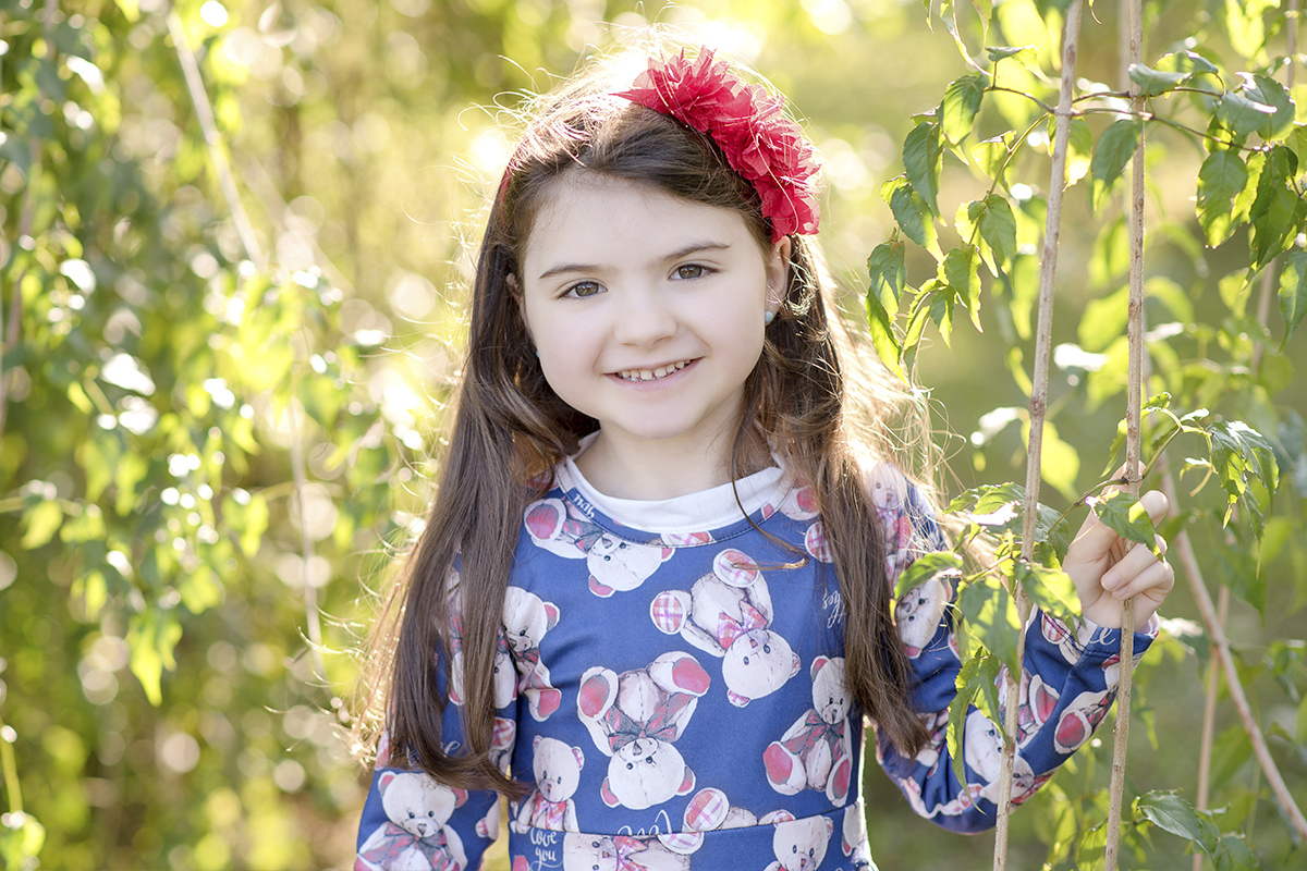 foto de bebe em caxias do sul fotografa morgana perini menina com flor vermelha no cabelo