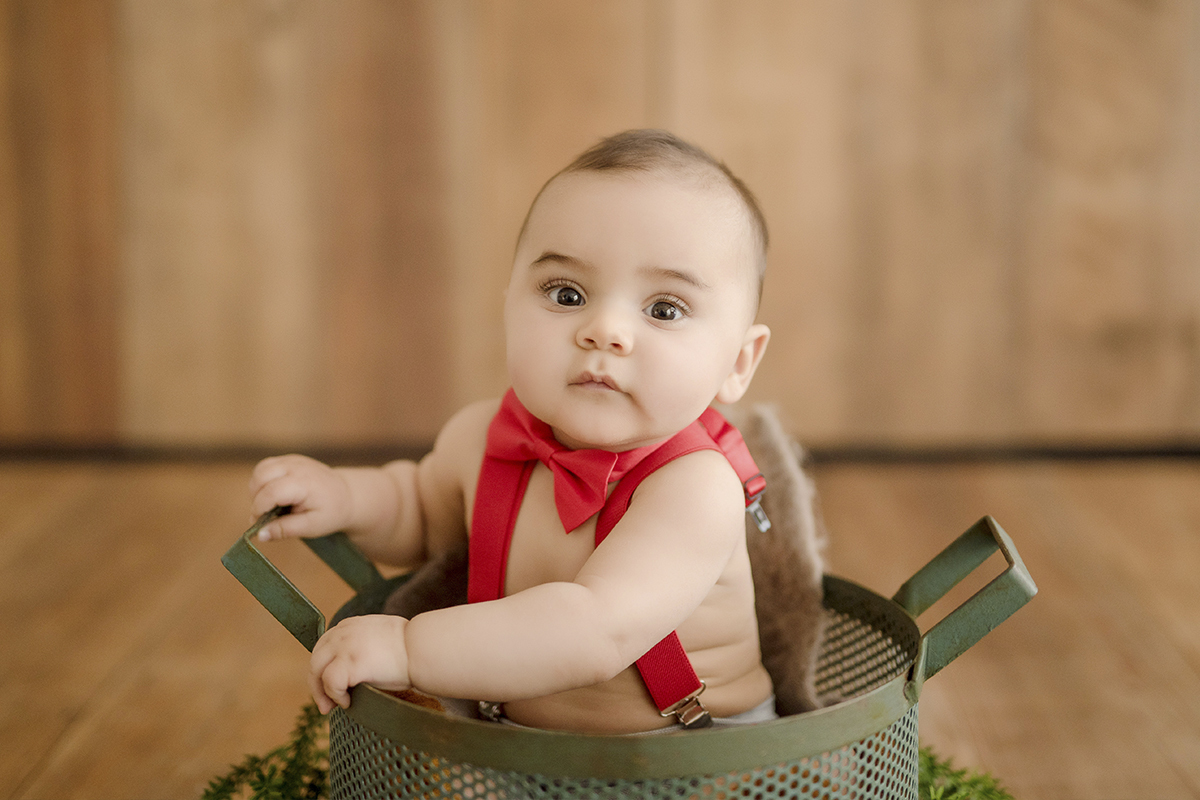 foto de bebe em caxias do sul fotografa morgana perini menino de gravata vermelha e suspensorio