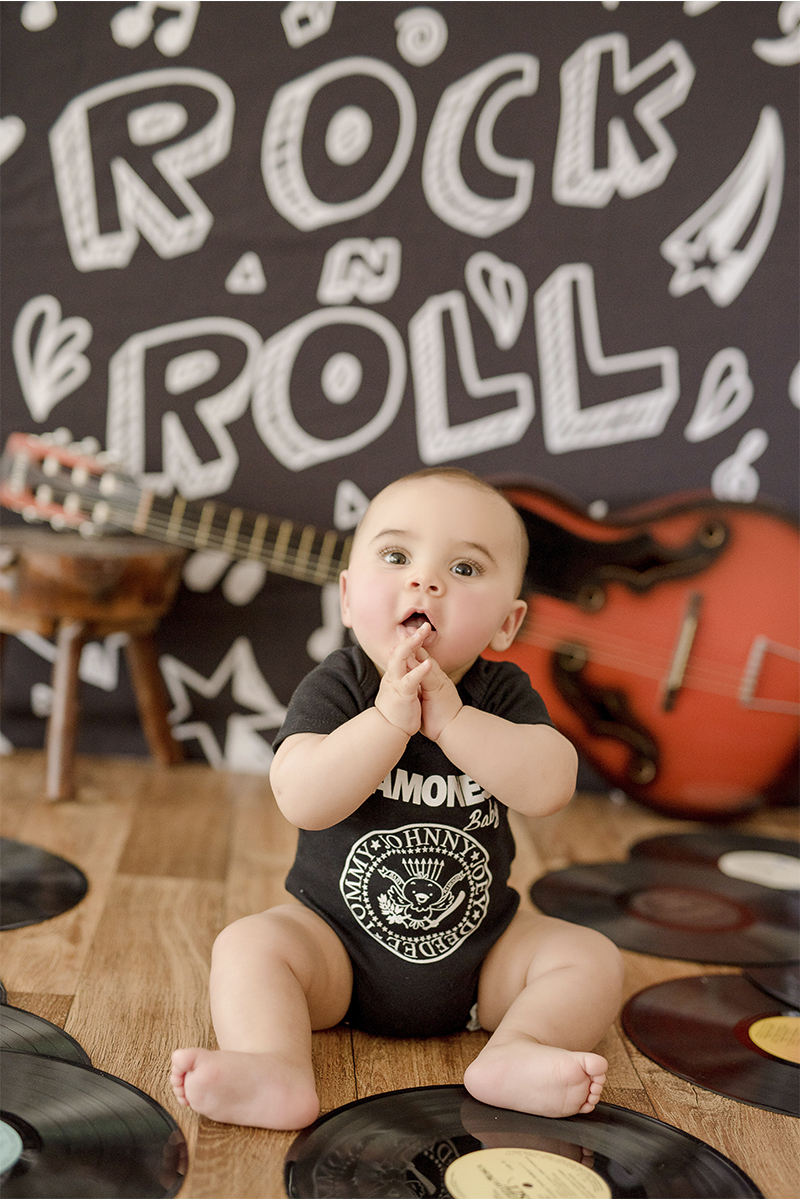 foto de bebe em caxias do sul fotografa morgana perini bebe menino com camiseta dos ramones