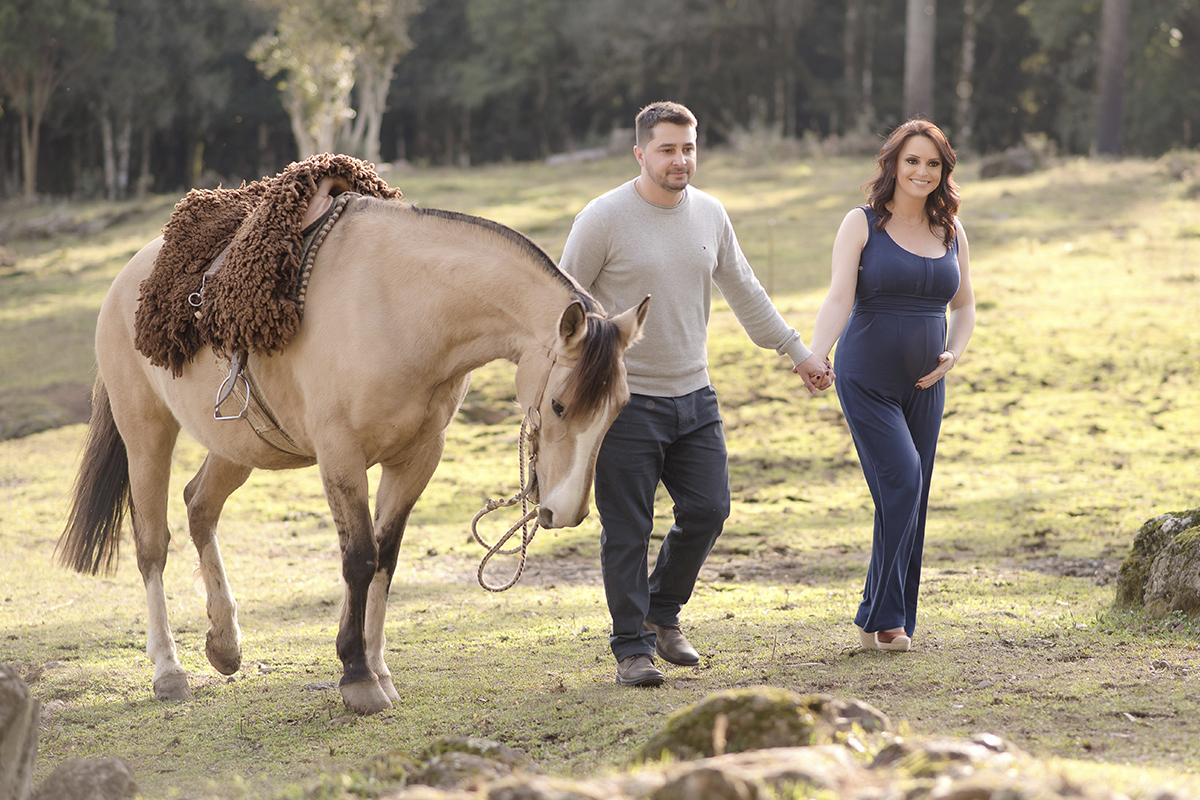 foto de gestante em caxias do sul fotografa morgana perini casal com cavalo