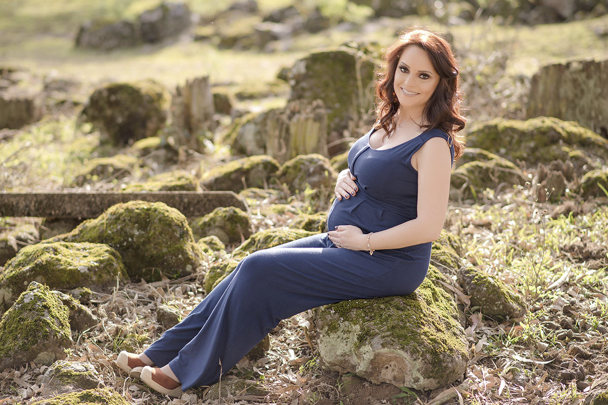 foto de gestante em caxias do sul fotografa morgana perini gestante macacao sentada na pedra
