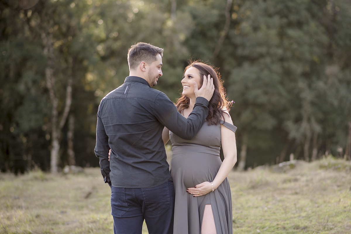 foto de gestante em caxias do sul fotografa morgana perini marido com mão no rosto da gestante