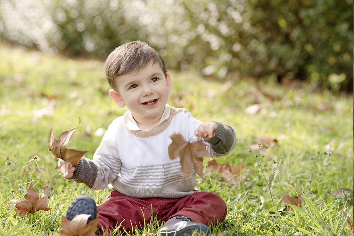 foto de criança em caxias do sul fotografa morgana perini criança brincando na grama