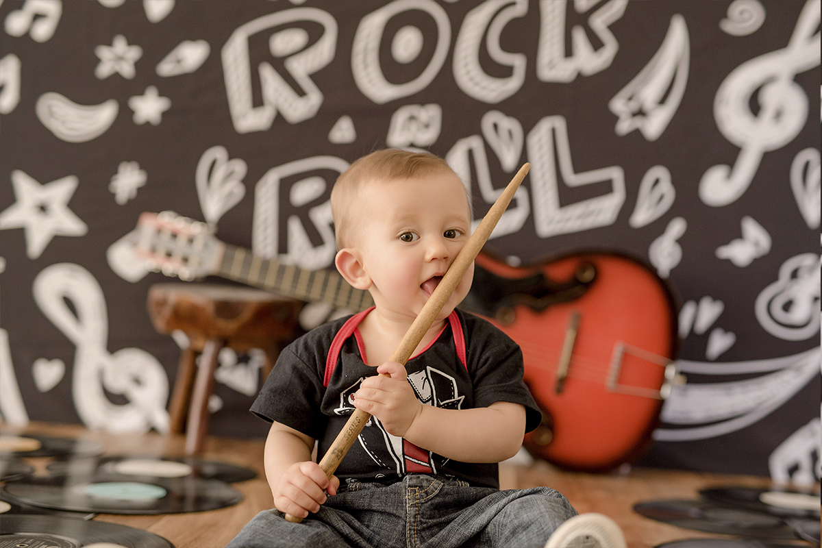 foto de bebe em caxias do sul fotografa morgana perini bebe mordendo baqueta
