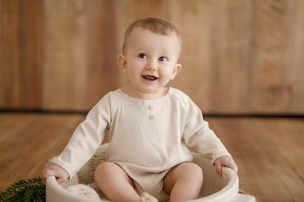 foto de bebe em caxias do sul fotografa morgana perini bebe sorrindo sentadinho