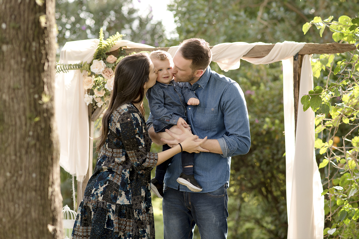 foto de bebe em caxias do sul fotografa morgana perini pais beijando bebe