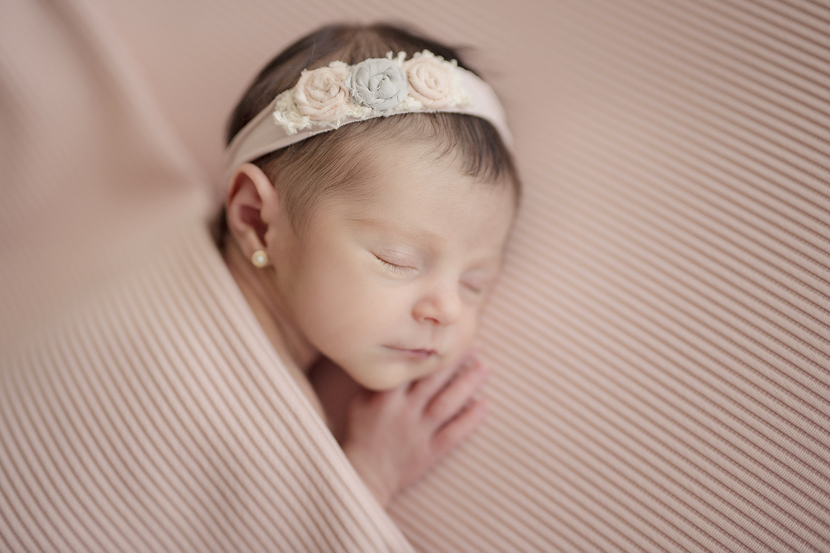 foto de bebe em caxias do sul fotografa morgana perini menina com tiara de flores rosa