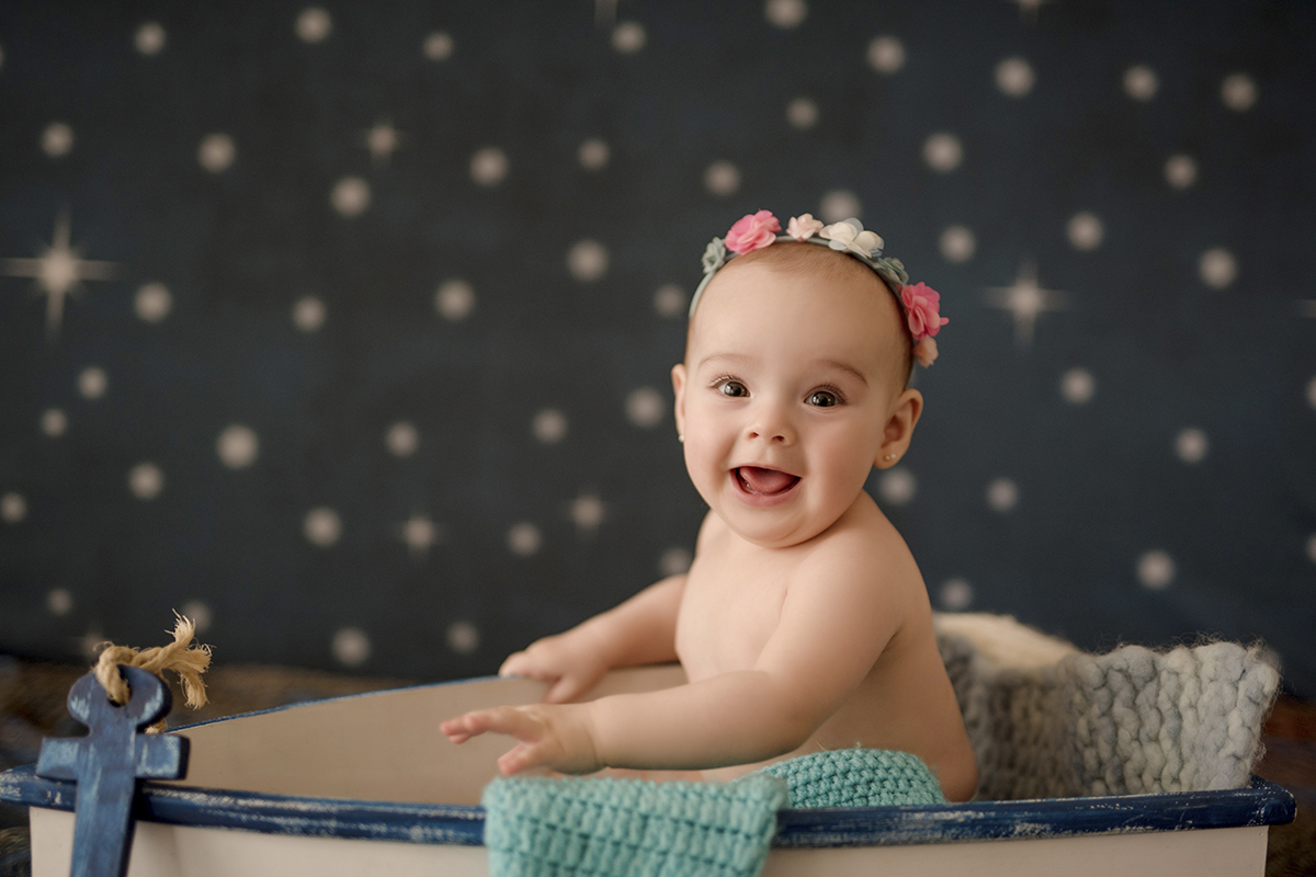 foto de bebe em caxias do sul fotografa morgana perini bebe em barco fundo azul