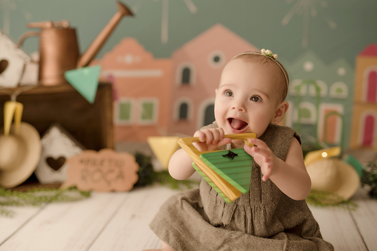 foto de bebe em caxias do sul fotografa morgana perini bebe brincando com brinquedo de madeira colorido