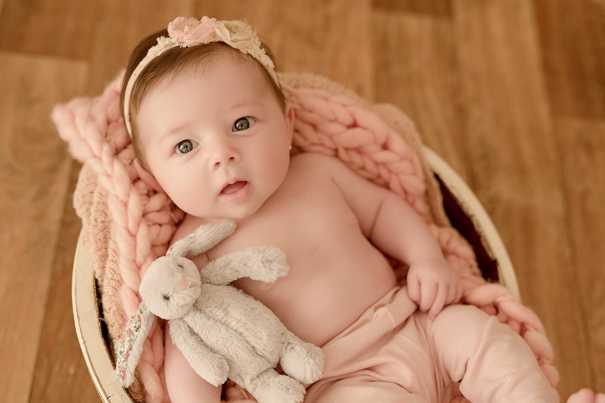 foto de bebe em caxias do sul fotografa morgana perini bebe com coelho