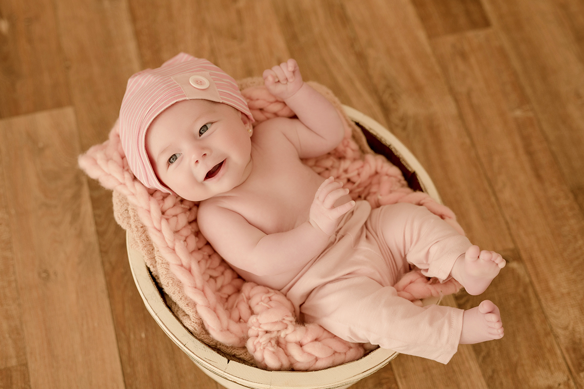 foto de bebe em caxias do sul fotografa morgana perini bebe sorrindo de toca rosa