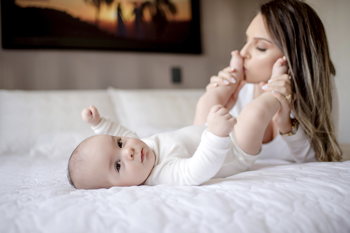 foto de bebe em caxias do sul fotografa morgana perini mae beijando pé de bebe