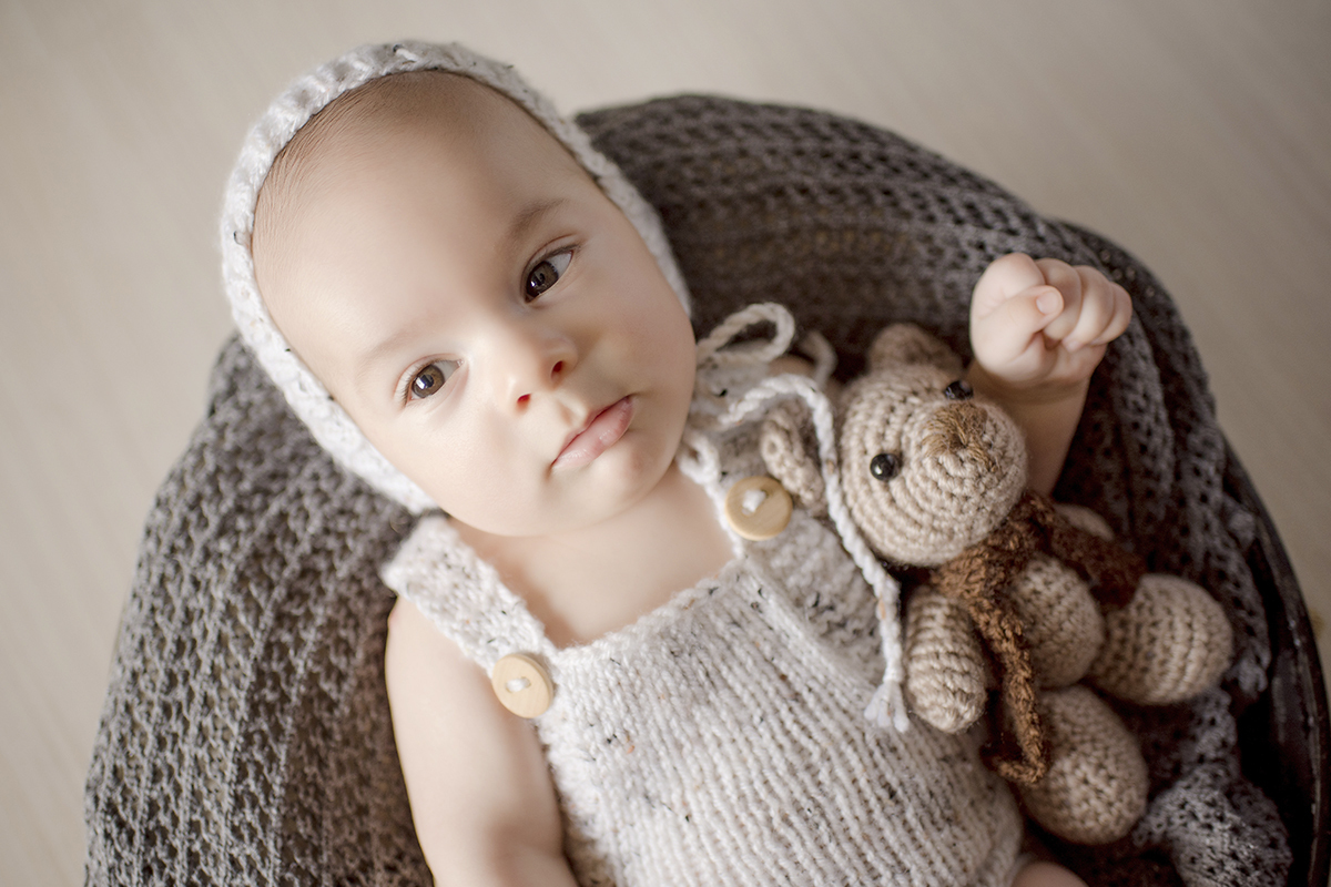 foto de bebe em caxias do sul fotografa morgana perini  bebe deitado com ursinho