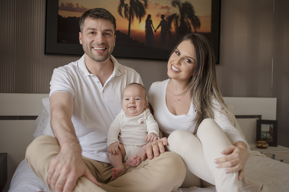 foto de bebe em caxias do sul fotografa morgana perini bebe sorrindo com os pais na cama