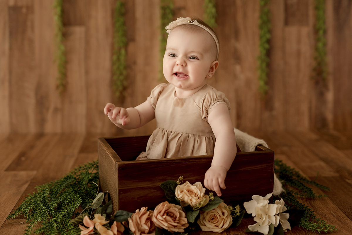foto de bebe em caxias do sul fotografa morgana perini bebe sentada com flores