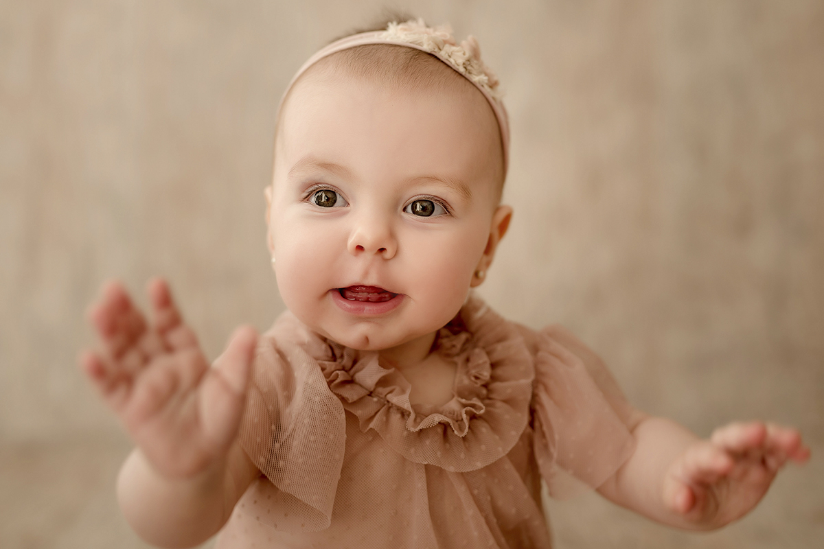 foto de bebe em caxias do sul fotografa morgana perini bebe com vestido creme