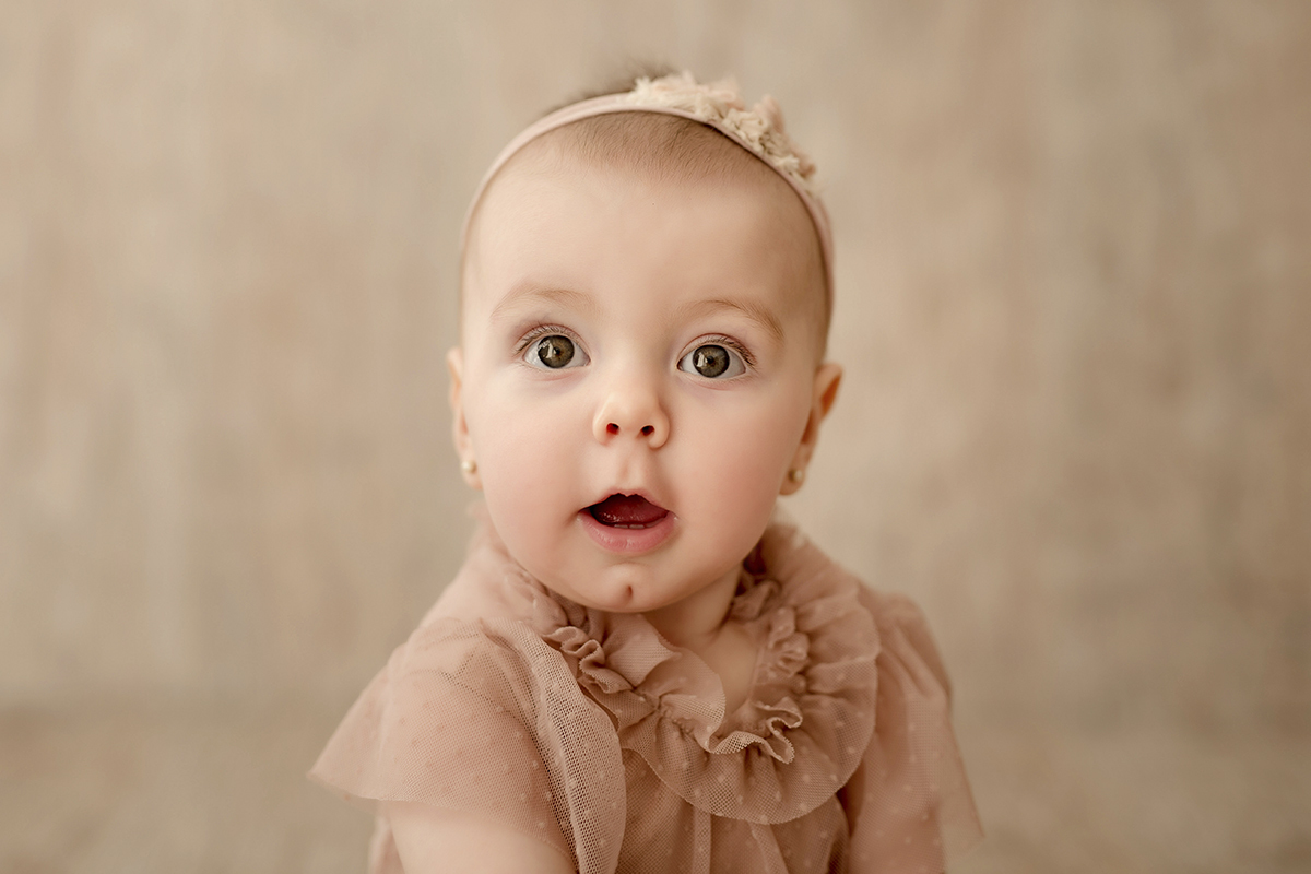 foto de bebe em caxias do sul fotografa morgana perini bebe com roupa creme