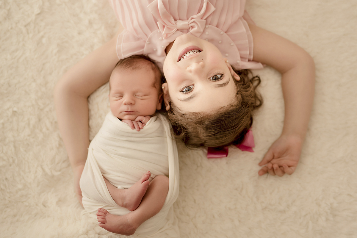 foto de bebe em caxias do sul fotografa morgana perini bebe deitado com irma tons pasteis