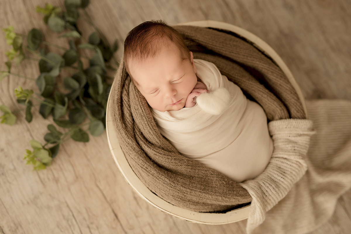 foto de bebe em caxias do sul fotografa morgana perini bebe deitado em tons marrons