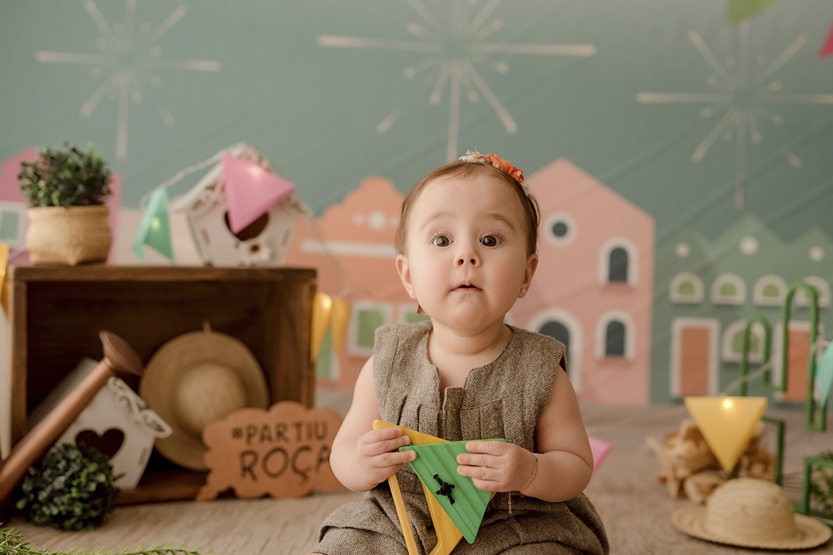 foto de bebe em caxias do sul fotografa morgana perini bebe brincando com brinquedo de madeira