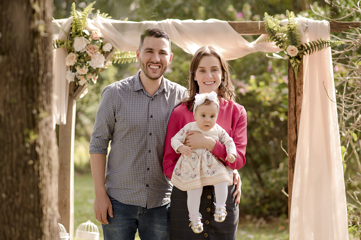foto de bebe em caxias do sul fotografa morgana perini bebe de vestido com os pais 