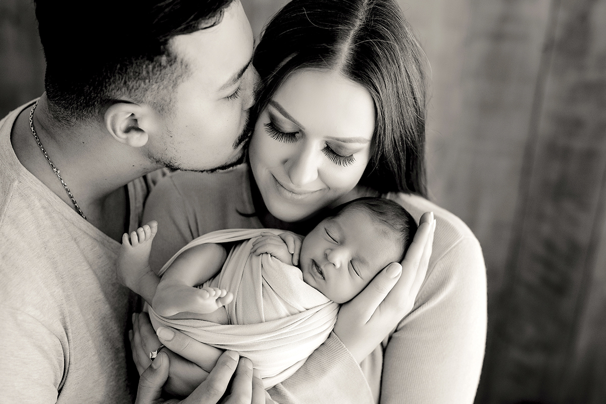foto de bebe em caxias do sul fotografa morgana perini pais segurando bebe rn 