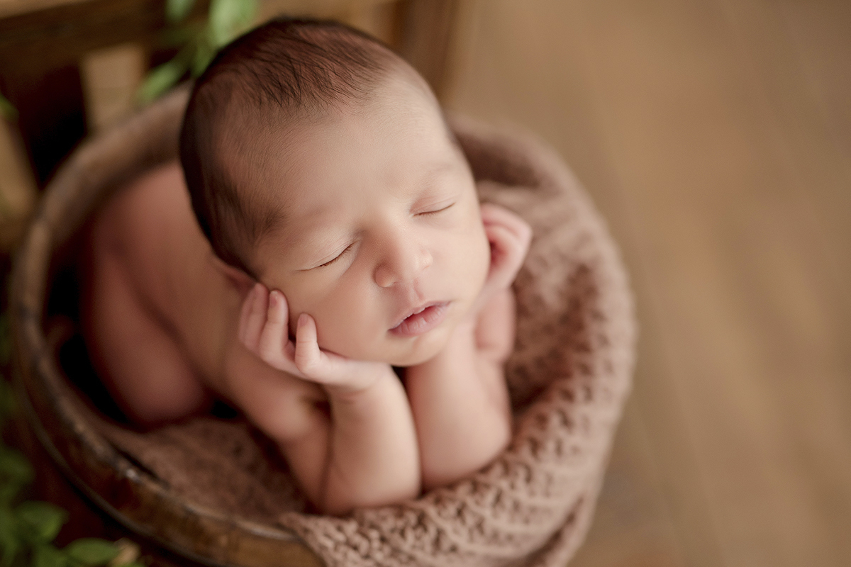 foto de bebe em caxias do sul fotografa morgana perini bebe segurando rostinho