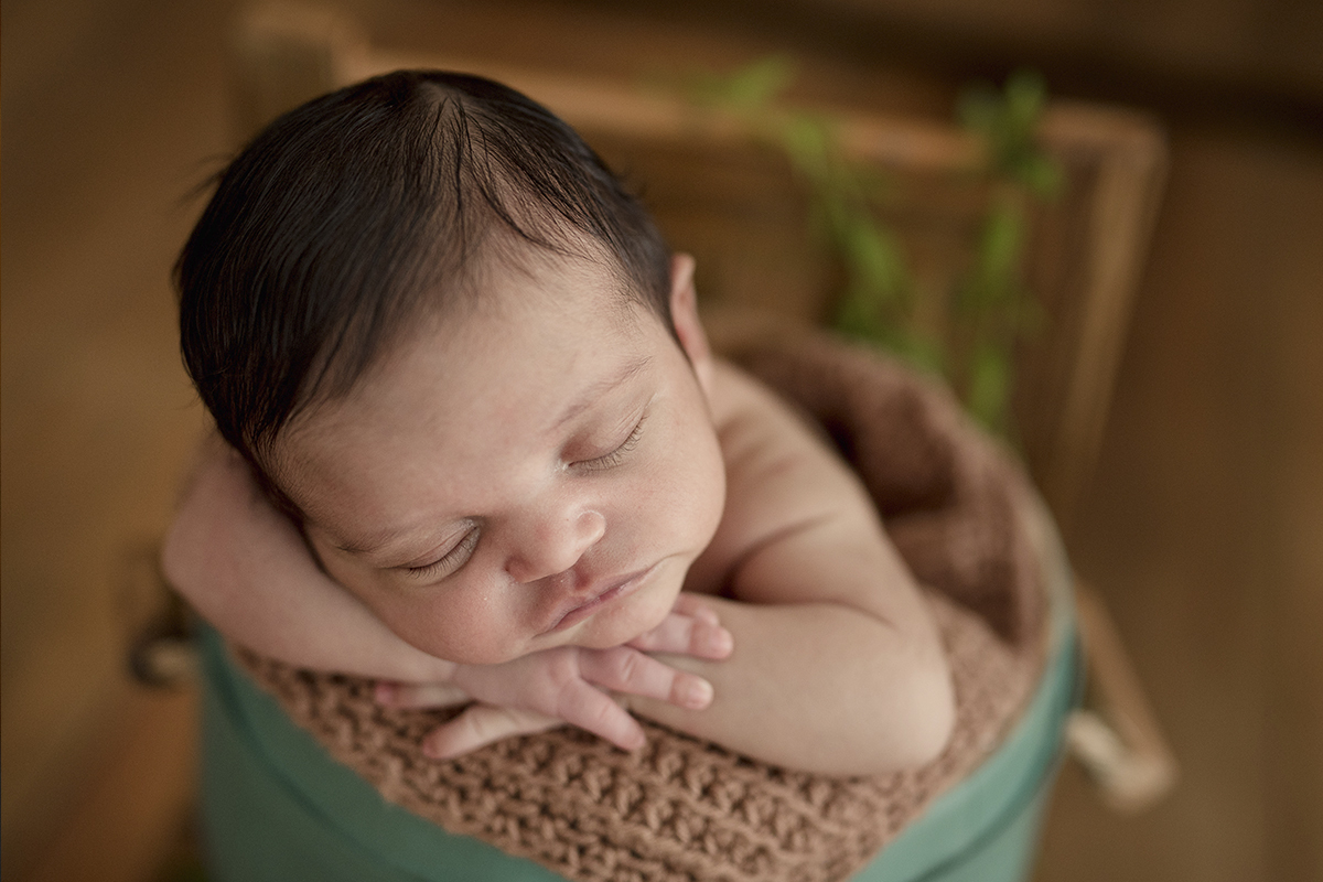 foto de bebe em caxias do sul fotografa morgana perini bebe deitado emcima dos bracinhos