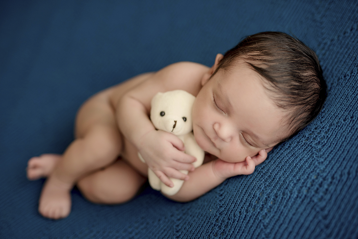 foto de bebe em caxias do sul fotografa morgana perini bebe segurando ursinho