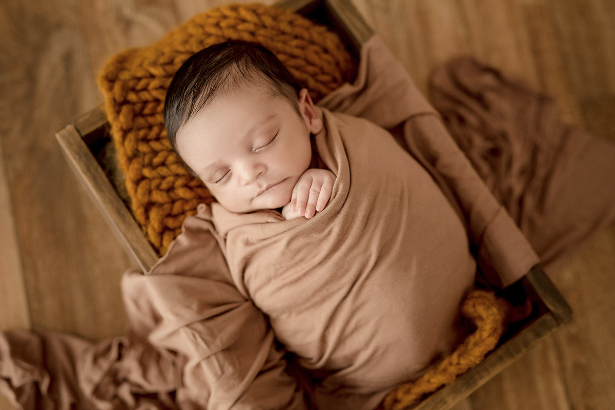 foto de bebe em caxias do sul fotografa morgana perini bebe em mantilha laranja