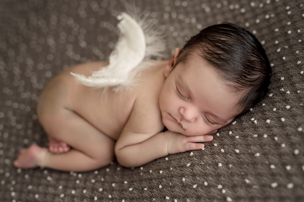 foto de bebe em caxias do sul fotografa morgana perini bebe com assinhas de anjo