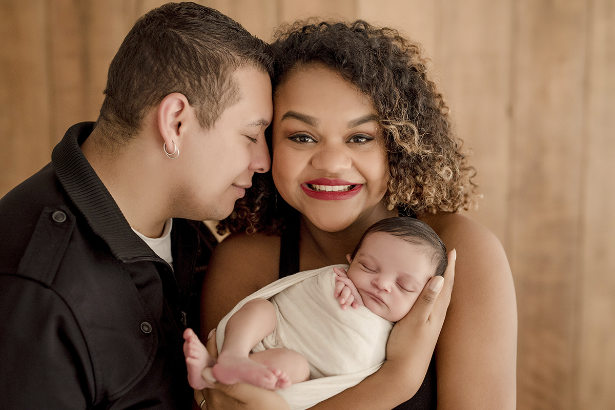 foto de bebe em caxias do sul fotografa morgana perini pais com bebe nos braços