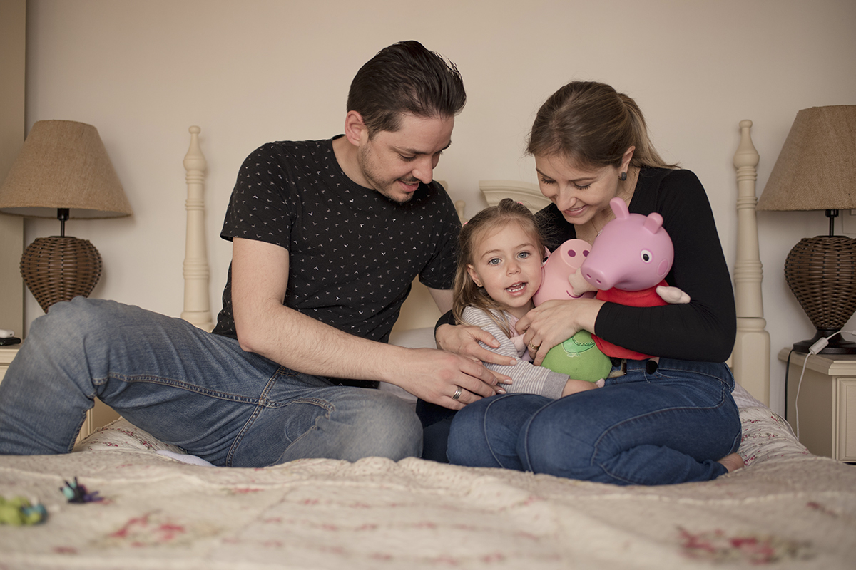 foto de menina em caxias do sul fotografa morgana perini menina com os pais sentados 