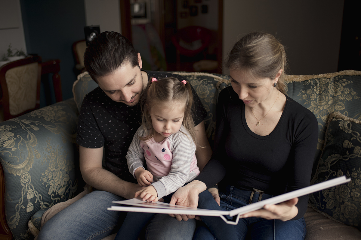foto de menina em caxias do sul fotografa morgana perini familia vendo album de fotos