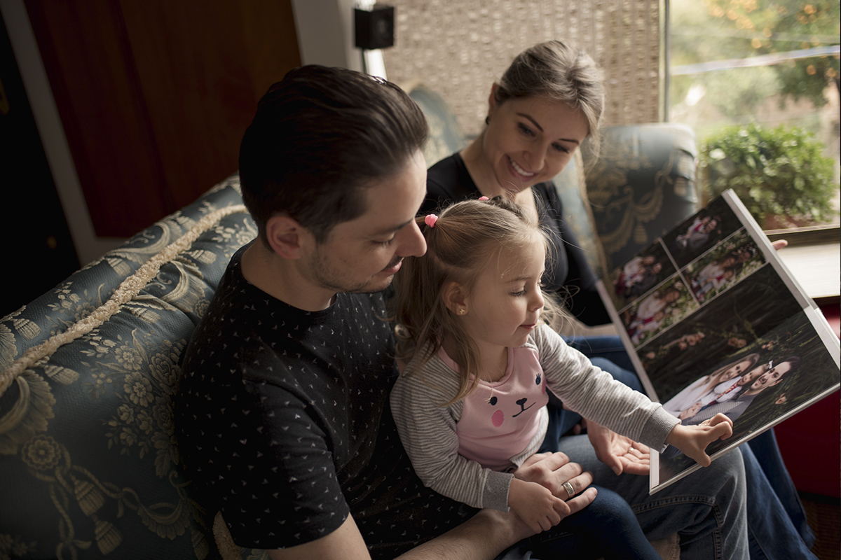 foto de menina em caxias do sul fotografa morgana perini menina virando paginas de um album
