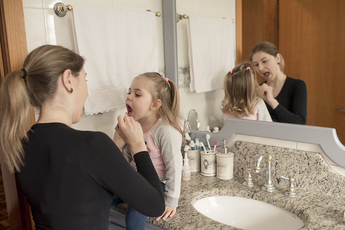 foto de menina em caxias do sul fotografa morgana perini mae escovando os dentes de filha