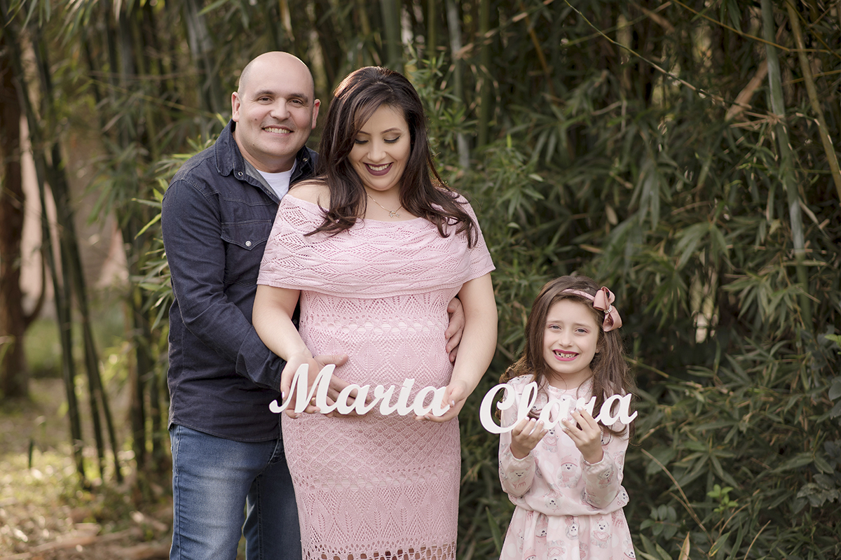 foto de gestante em caxias do sul fotografa morgana perini familia segurando placa com nome