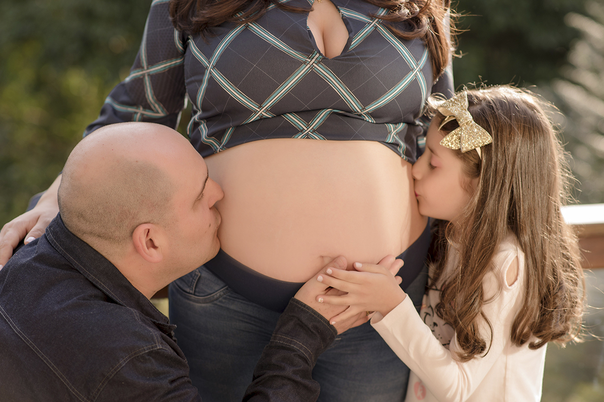 foto de gestante em caxias do sul fotografa morgana perini pai e filha beijando barrida da mae
