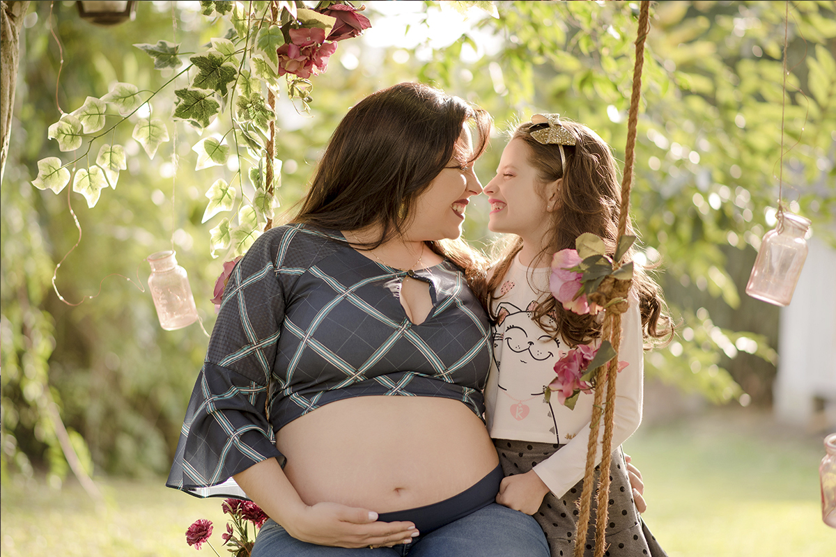 foto de gestante em caxias do sul fotografa morgana perini mae e filha no balanço florido