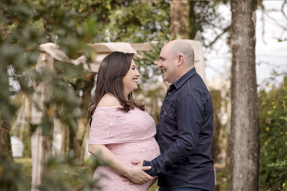 foto de gestante em caxias do sul fotografa morgana perini casal abraçado