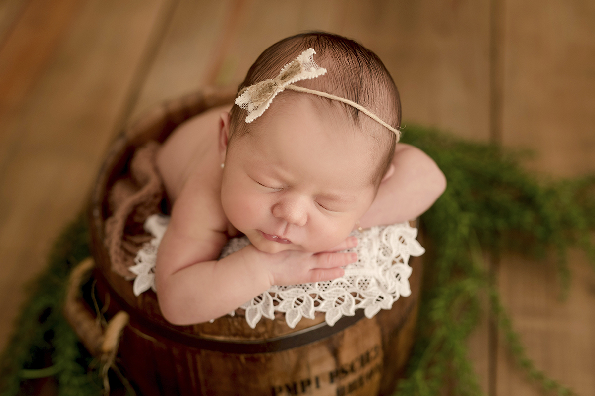 foto newborn em caxias do sul fotografa morgana perini  menina com renda e laço