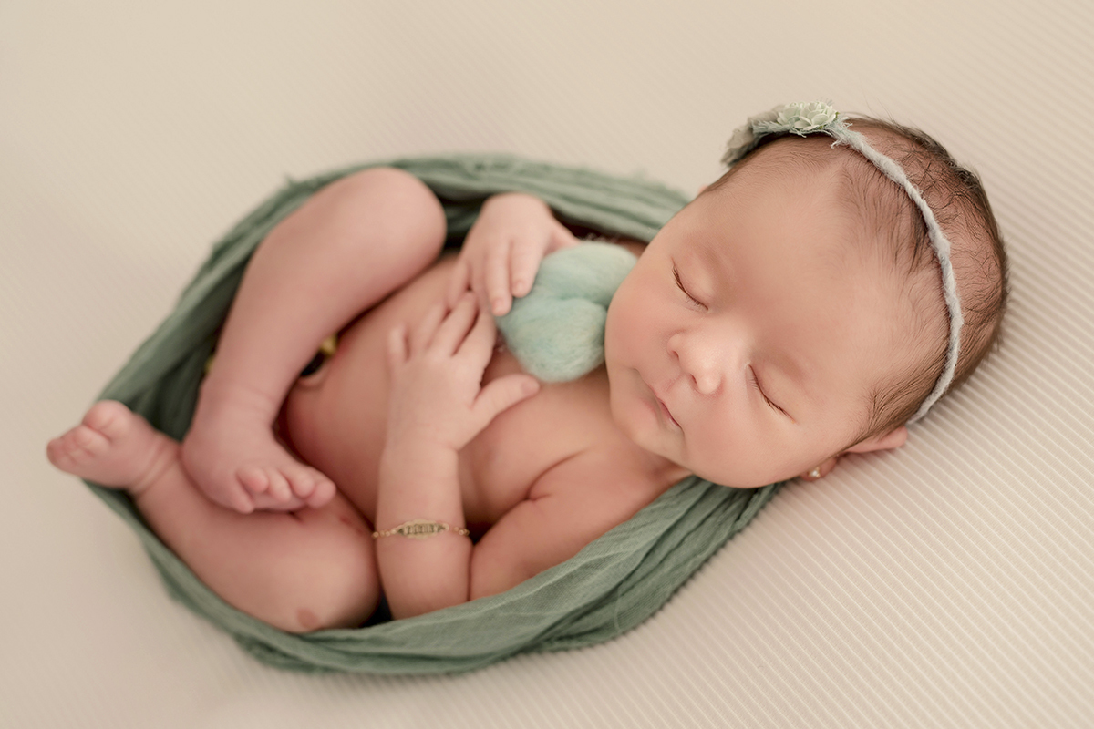 foto newborn em caxias do sul fotografa morgana perini  menina de verde com coração