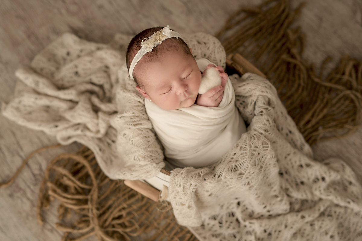 foto newborn em caxias do sul fotografa morgana perini  menina em tons crus