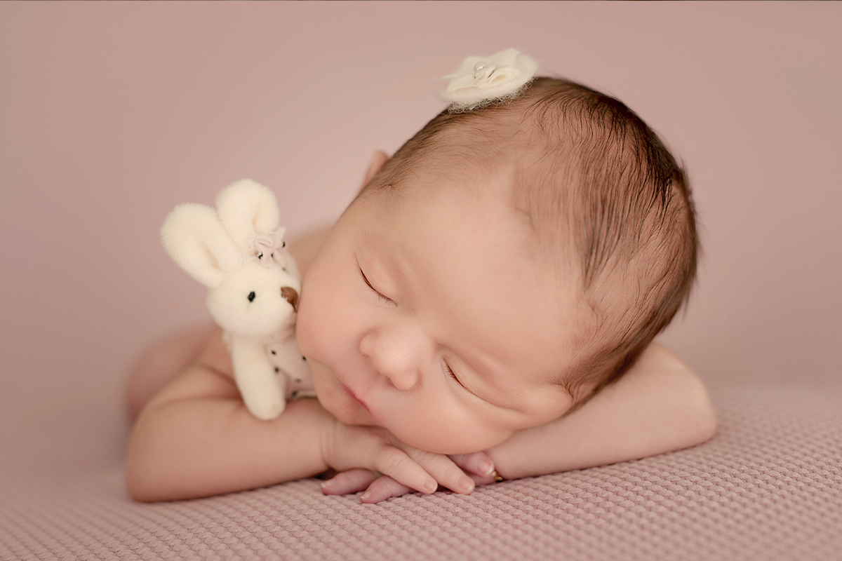 foto newborn em caxias do sul fotografa morgana perini  menina fundo rosa e ursinho