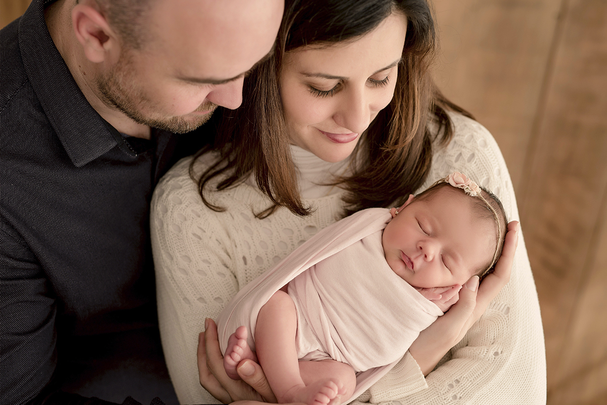 foto newborn em caxias do sul fotografa morgana perini  pais com bebe nos braços