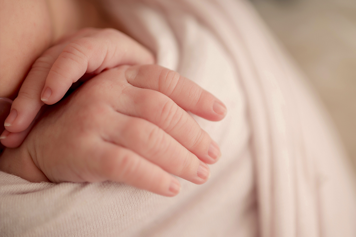 foto newborn em caxias do sul fotografa morgana perini maos da bebe