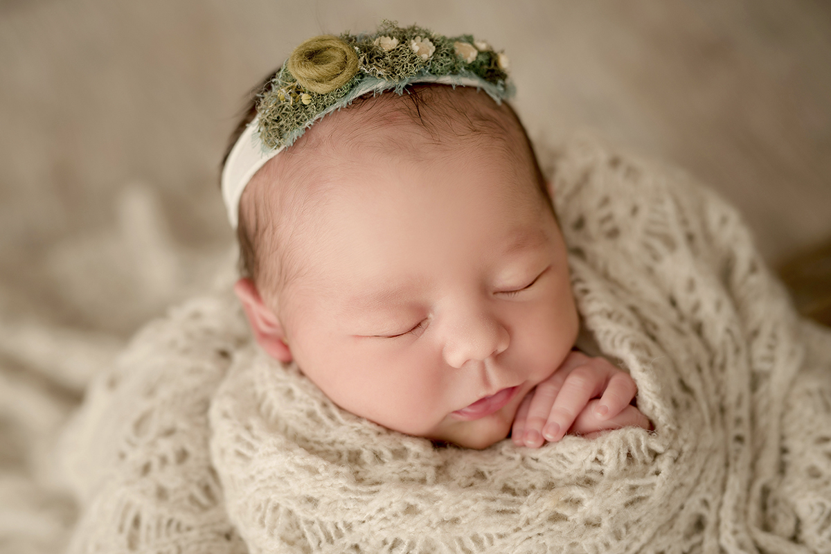 foto newborn em caxias do sul fotografa morgana perini  menina com tiara verde florida