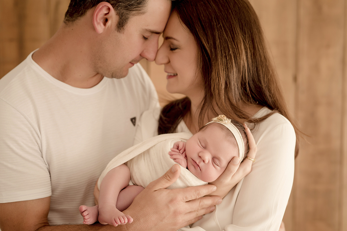 foto newborn em caxias do sul fotografa morgana perini  pais e filha e branco