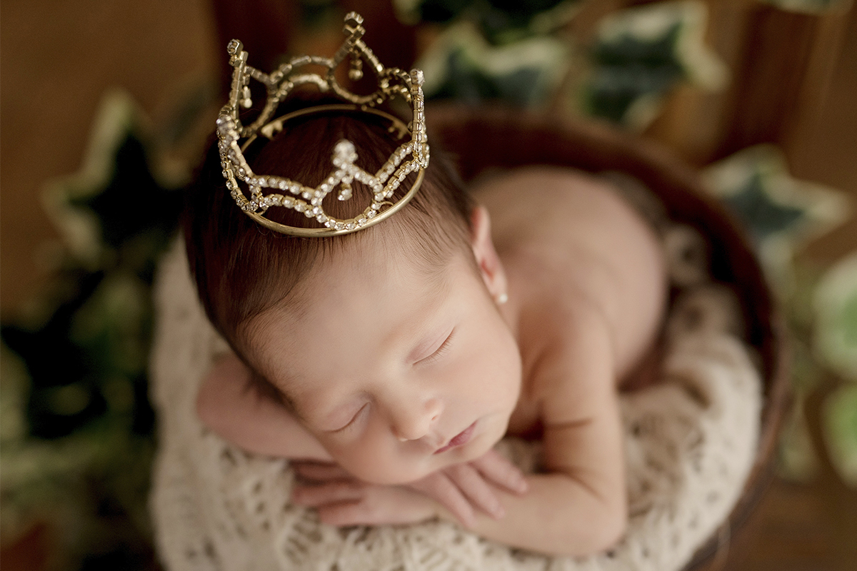foto newborn em caxias do sul fotografa morgana perini menina com coroa